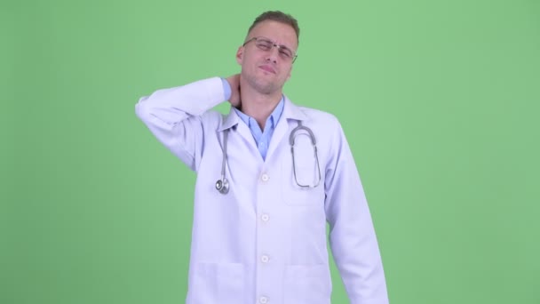 Stressad man läkare med nacksmärta — Stockvideo