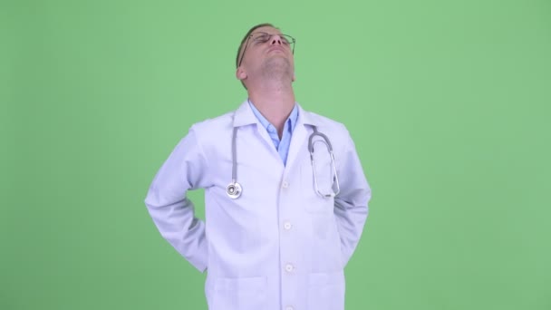 Beklemtoonde man arts met rugpijn — Stockvideo
