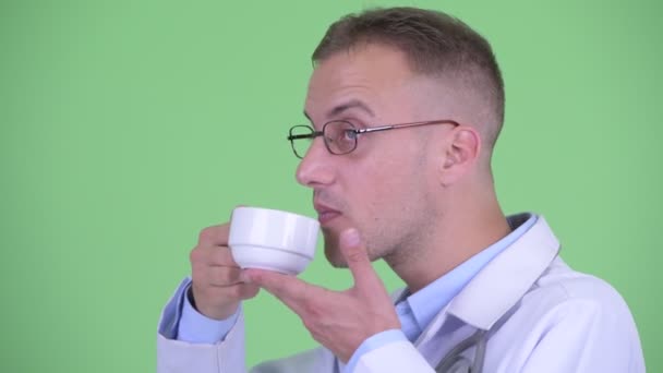 Primer plano vista de perfil de hombre guapo feliz médico beber café — Vídeos de Stock