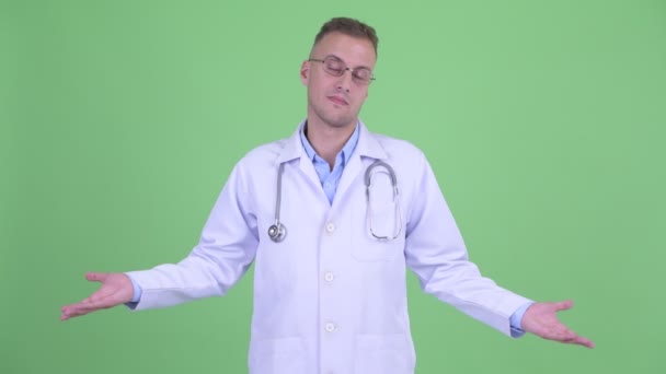 Homme stressé médecin haussant les épaules — Video