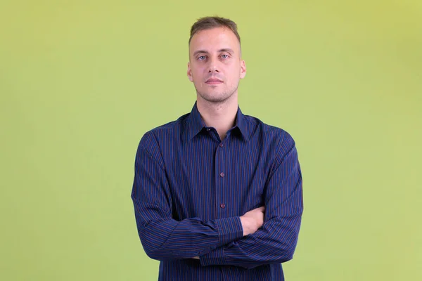 Portrait of handsome businessman with arms crossed — Stock Photo, Image