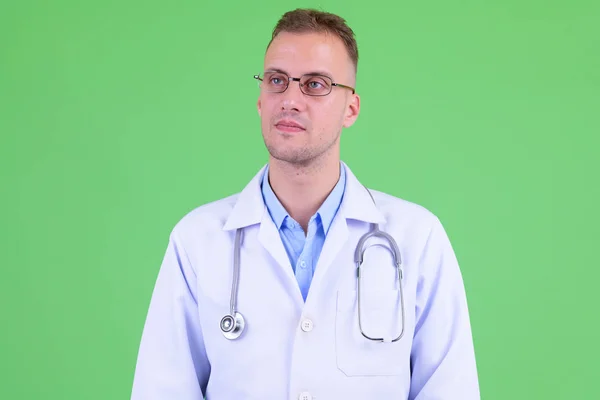 Rosto de homem bonito médico com óculos pensando — Fotografia de Stock