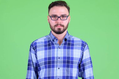 Genç yakışıklı sakallı hipster adamın yüzü