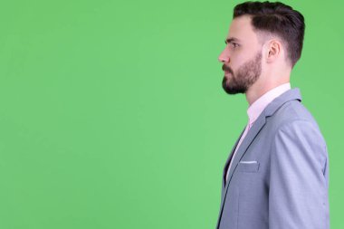 Genç yakışıklı sakallı işadamının profil görünümü