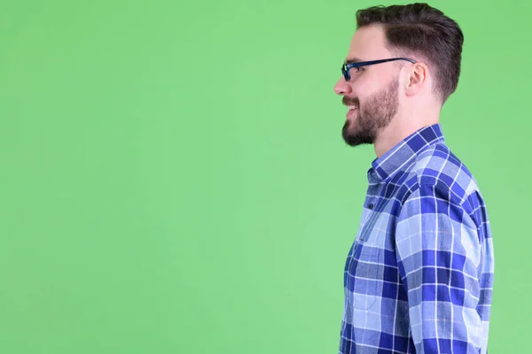 Perfil vista de joven barbudo feliz hipster hombre sonriendo —  Fotos de Stock