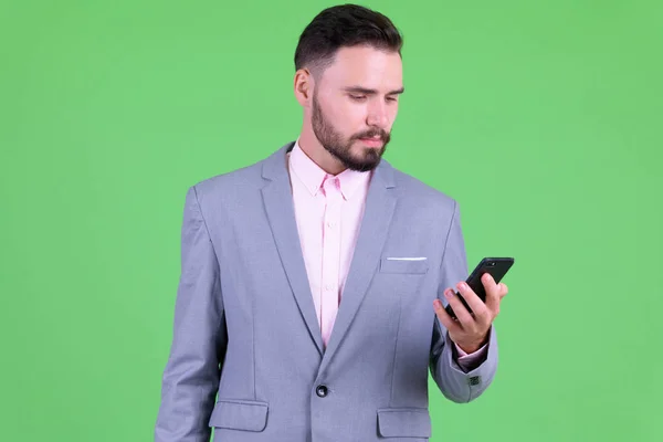 Portret młodego przystojnego Brodatego biznesmena za pomocą telefonu — Zdjęcie stockowe
