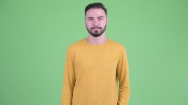 Mutlu genç yakışıklı sakallı adam el sallayarak