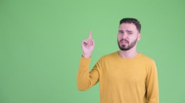 Stresli genç sakallı adam düşünme ve işaret