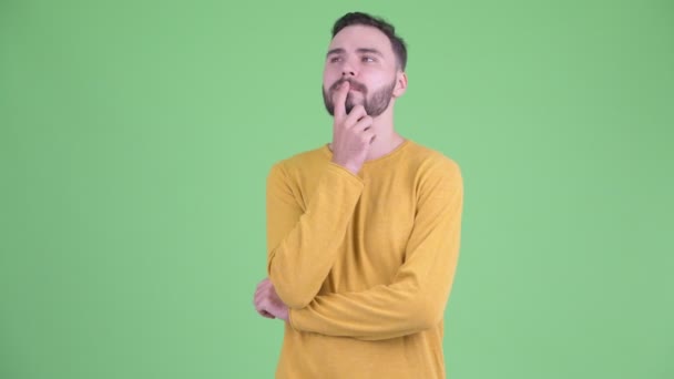 Mutlu genç yakışıklı sakallı adam düşünme — Stok video