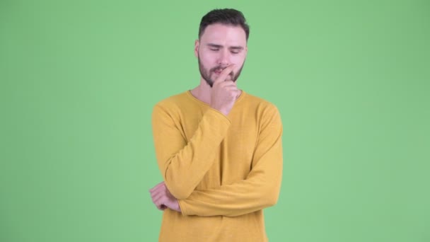 Stressato giovane uomo barbuto pensando e guardando in basso — Video Stock