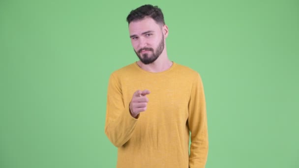 Feliz joven guapo barbudo hombre apuntando a la cámara — Vídeos de Stock