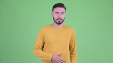 Mutlu genç yakışıklı sakallı adam bir şey açıklayan