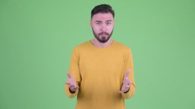 Stresli genç sakallı adam kızgın görünümlü ve şikayet
