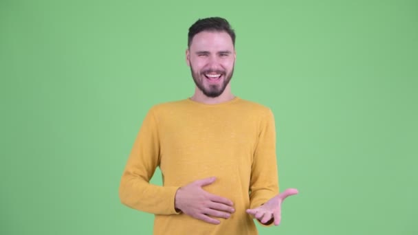Mutlu genç yakışıklı sakallı adam gülüyor — Stok video