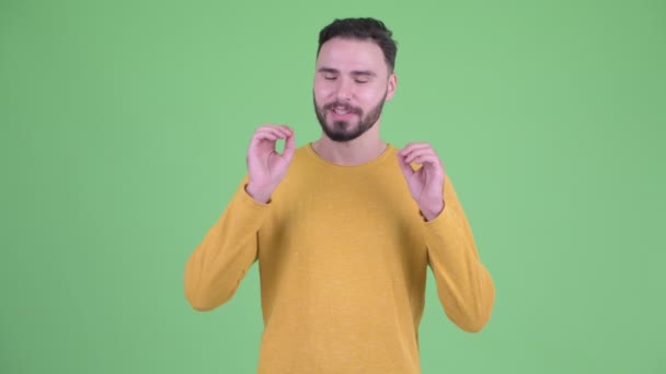 Jovem feliz bonito barbudo homem sendo entrevistado e olhando animado — Vídeo de Stock