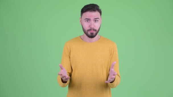Stressato giovane uomo barbuto cercando arrabbiato e lamentarsi — Video Stock