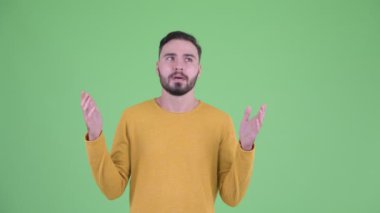 Mutlu genç yakışıklı sakallı adam bir şey yakalamak