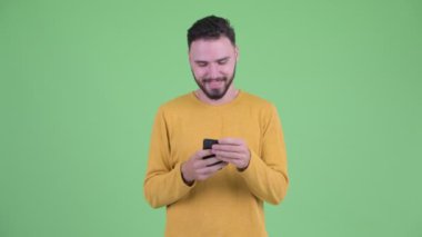 Telefon kullanarak Mutlu genç yakışıklı sakallı adam