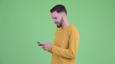 Telefonu elinden alınan genç yakışıklı sakallı adamın profil görünümü