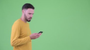 Kayıp genç yakışıklı sakallı adam harita olarak telefon kullanarak