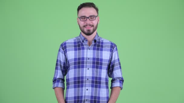 Boldog fiatal szakállas hipszter férfi mosolyog — Stock videók