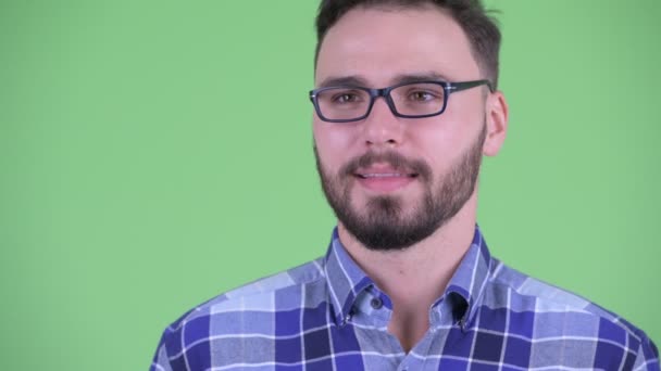 Arca boldog fiatal szakállas csípő ember gondolkodás — Stock videók