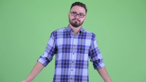 Üzgün genç sakallı hipster adam başparmak aşağı veren — Stok video