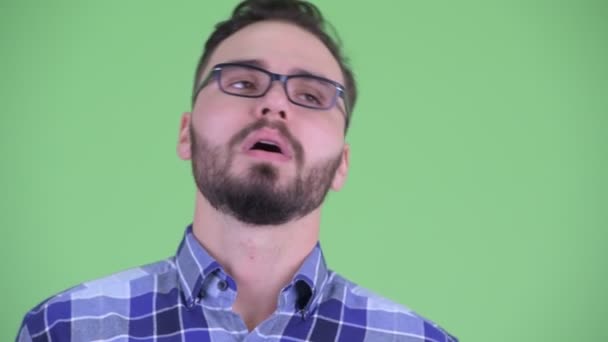 Stresli genç sakallı hipster adam yüzüne kötü haber alıyorum — Stok video