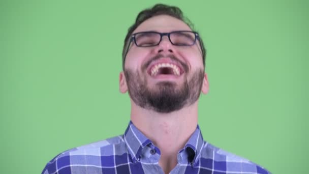 Rostro de feliz joven barbudo hipster hombre sonriendo y riendo — Vídeos de Stock