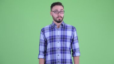 Komik genç sakallı hipster adam şok ve suçlu görünümlü