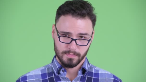 Cara de engraçado jovem homem hipster barbudo com o dedo na cabeça — Vídeo de Stock