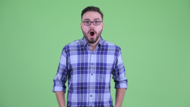 Feliz jovem homem hipster barbudo olhando surpreso — Vídeo de Stock