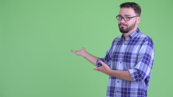 Estresado joven barbudo hipster hombre mostrando a la espalda — Vídeo de stock