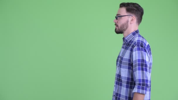 Mutlu genç sakallı hipster adam gülümseyen profil görünümü — Stok video