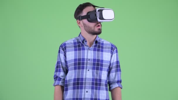 Homem jovem hipster barbudo usando fone de ouvido realidade virtual — Vídeo de Stock