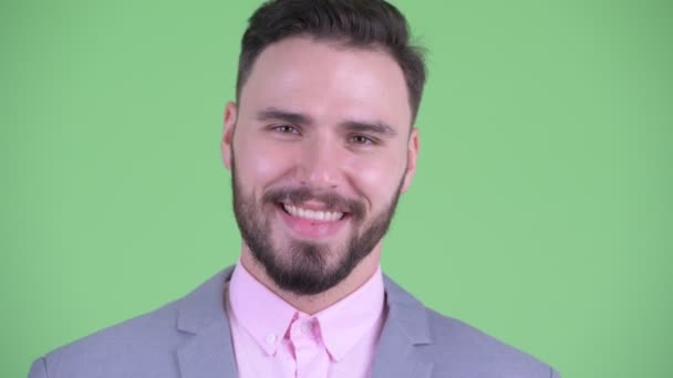 Rostro de feliz joven guapo barbudo hombre de negocios sonriendo — Vídeos de Stock