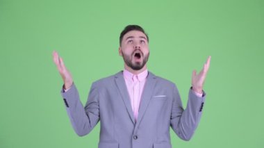 Mutlu genç sakallı işadamı bir şey yakalamak