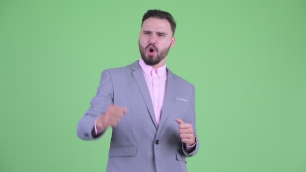 Щасливий молодий бородатий бізнесмен отримує хороші новини — стокове відео