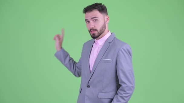 Felice giovane uomo d'affari barbuto spiegando qualcosa — Video Stock
