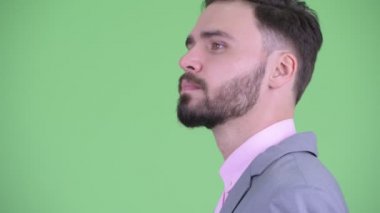 Mutlu genç sakallı işadamı nın yakın çekim profil görünümü gülümseyerek