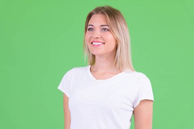 Mutlu genç güzel sarışın kadının düşünme yüz