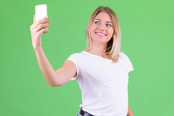 Szczęśliwy młody piękny Kobieta blonde biorąc selfie — Zdjęcie stockowe