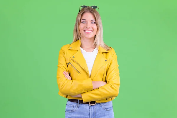 Jovem mulher loira rebelde feliz sorrindo com os braços cruzados — Fotografia de Stock