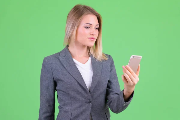Portret młodej pięknej blond bizneswoman za pomocą telefonu — Zdjęcie stockowe