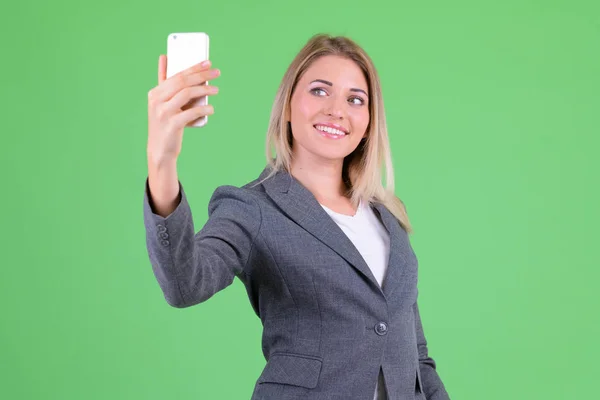 Szczęśliwy młody piękny Blondynka businesswoman biorąc selfie — Zdjęcie stockowe