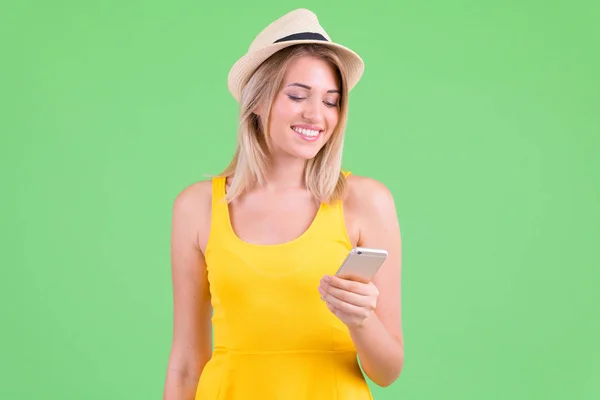 快乐 年轻 美丽的 金发 旅游 女人 使用 电话 — 图库照片