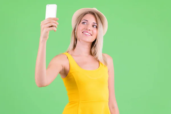 Szczęśliwy młody piękny Blondynka turystyczny kobieta biorąc selfie — Zdjęcie stockowe
