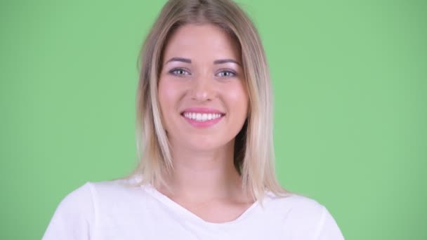 Rostro de feliz joven hermosa mujer rubia sonriendo — Vídeo de stock