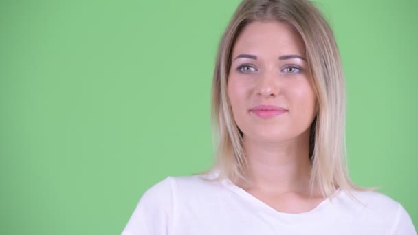Arc, boldog fiatal gyönyörű szőke nő gondolkodás — Stock videók