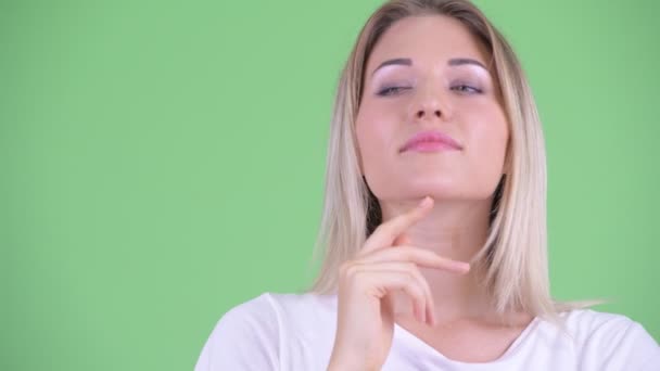 Visage de jeune femme blonde heureuse réfléchissant et levant les yeux — Video